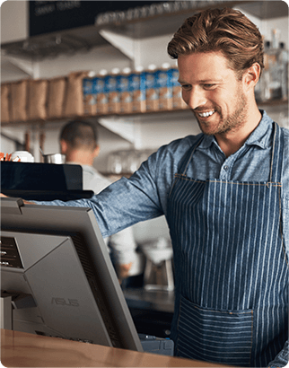 Een man voor de kassamachine in een café